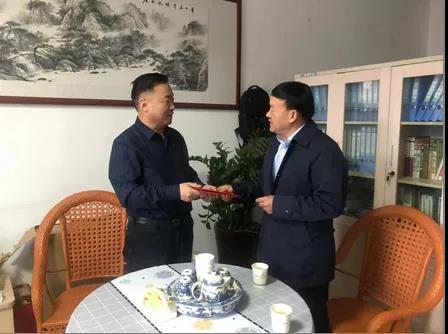 敦煌種業(yè)領(lǐng)導(dǎo)看望慰問(wèn)公司老干部、老黨員及困難黨員職工