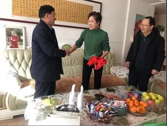 敦煌種業(yè)領(lǐng)導(dǎo)看望慰問(wèn)公司老干部、老黨員及困難黨員職工