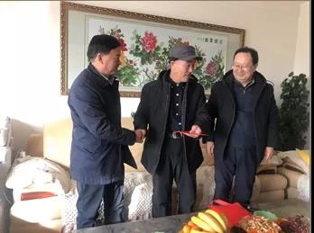 敦煌種業(yè)領(lǐng)導(dǎo)看望慰問(wèn)公司老干部、老黨員及困難黨員職工