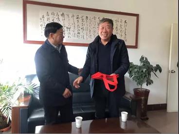 敦煌種業(yè)領(lǐng)導(dǎo)看望慰問(wèn)公司老干部、老黨員及困難黨員職工