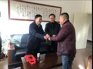 敦煌種業(yè)領(lǐng)導(dǎo)看望慰問(wèn)公司老干部、老黨員及困難黨員職工