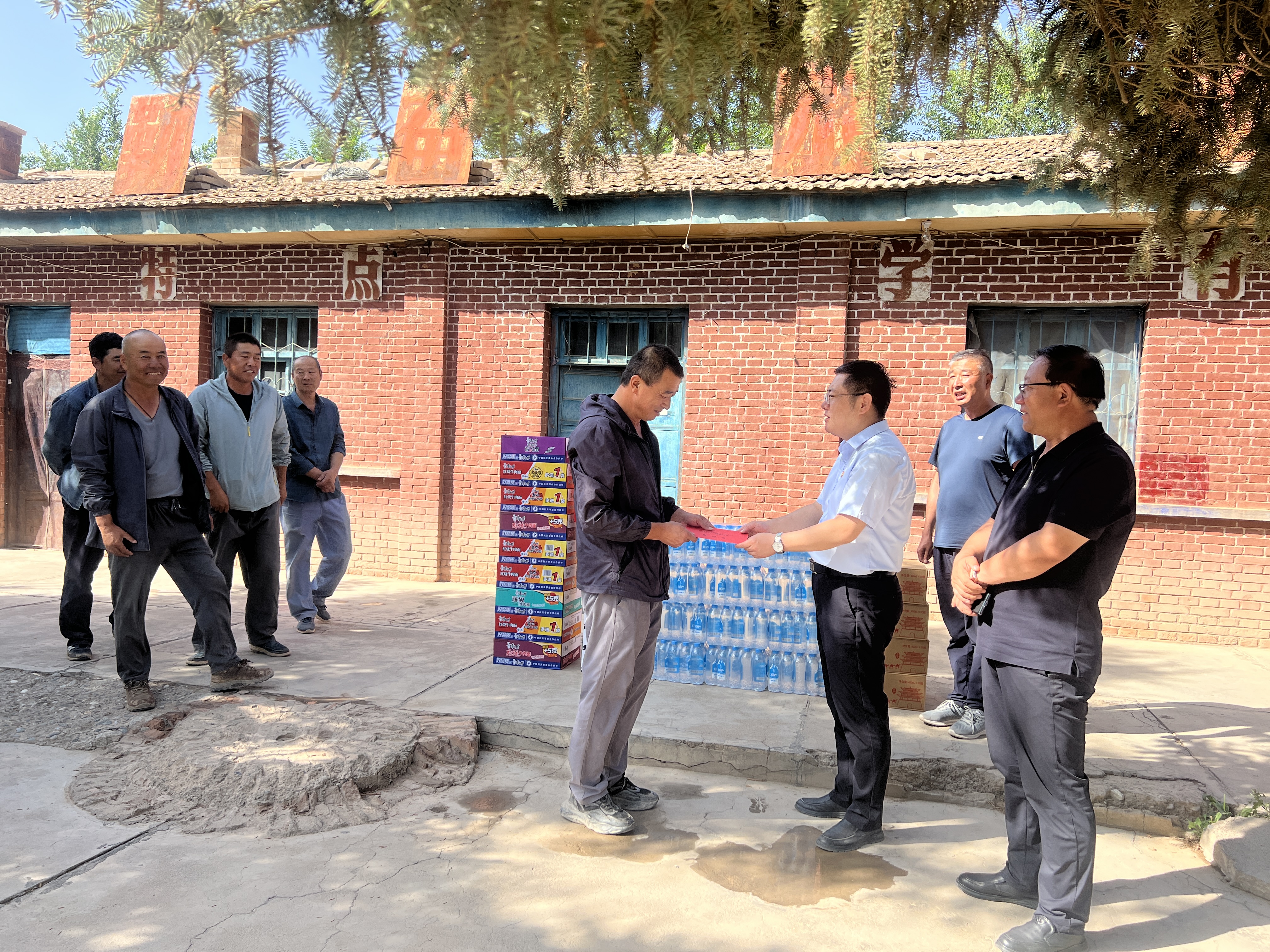 敦煌種業(yè)開(kāi)展“夏送清涼”慰問(wèn)活動(dòng)